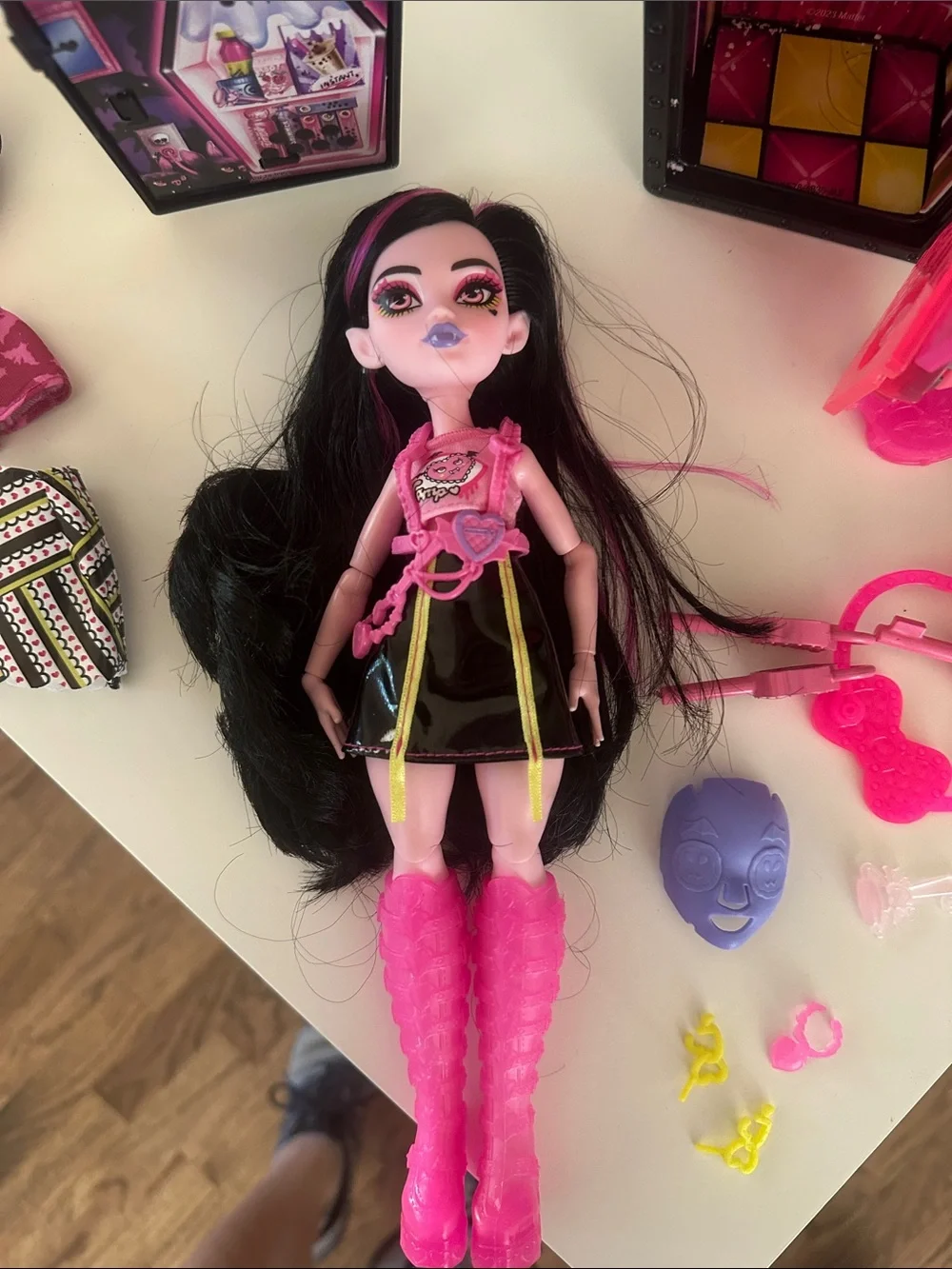 Monster High G3 Dracula with coffin locker and accessories